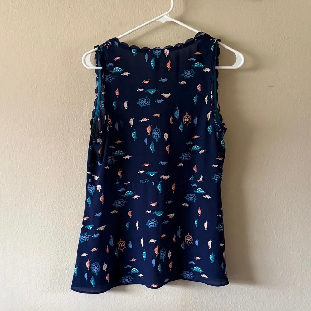 Anthropologie Maeve Navy Turtle Print Scalloped V-Neck Sleeveless Top Size 6 - Picture 2 of 8
